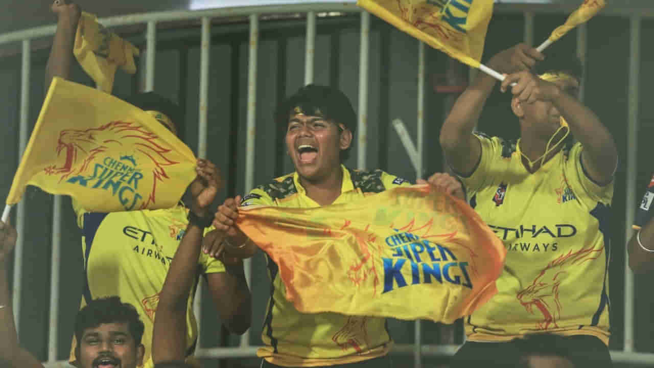 Video: ఎంతకు తెగించార్రా.. చెన్నై అంటే మరీ ఇంత భయమా! స్టేడియం బయట జెండాల పంచాయితీ