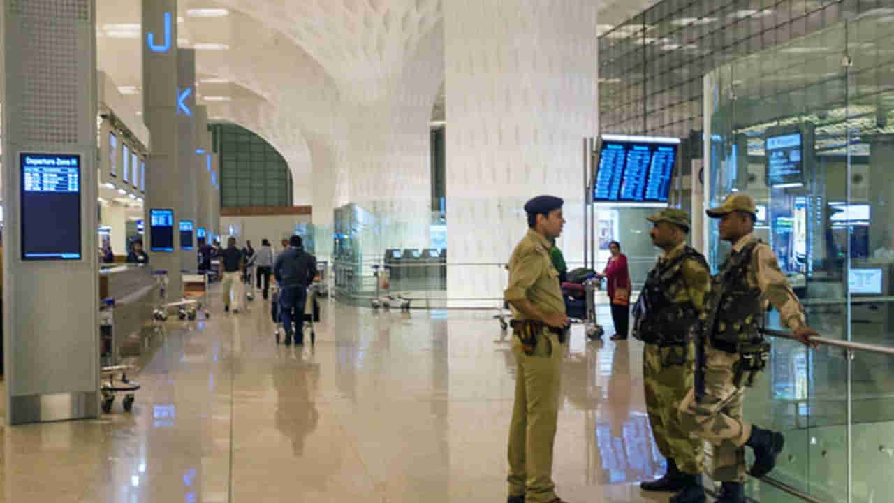 ఎయిర్‌పోర్ట్‌లో తేడాగా కనిపించిన విదేశీ ప్యాసింజర్.. డౌట్‌ వచ్చి చెక్ చేయగా అంతా షాక్!