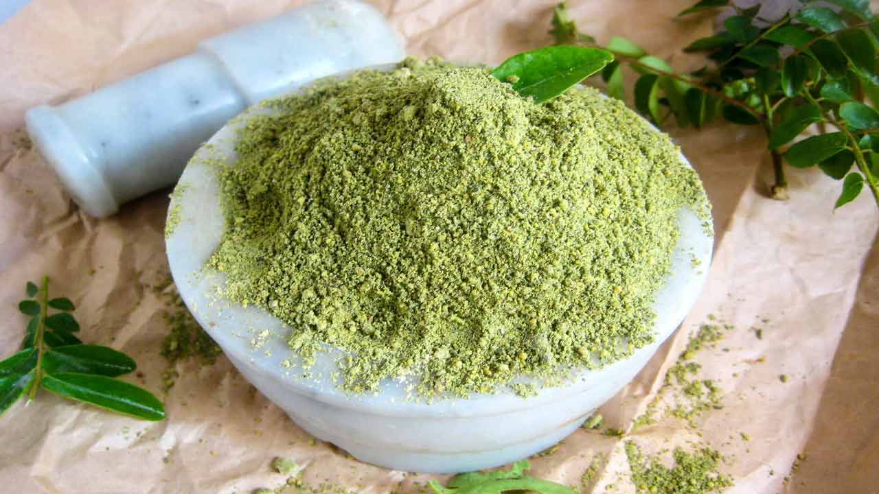 కరివేపాకులో జీర్ణక్రియను మెరుగుపరచడంలో సహాయపడే యాంటీ ఫంగల్, యాంటీ బాక్టీరియల్ లక్షణాలు ఉన్నాయి. ఇవన్నీ పొట్టను శుభ్రంగా ఉంచడంలో ఇవి సహాయపడతాయి. అజీర్ణం, గ్యాస్, పొట్ట సంబంధిత సమస్యల నుండి ఉపశమనం కలిగిస్తుంది. పొట్ట ఆరోగ్యంగా ఉంటుంది. 