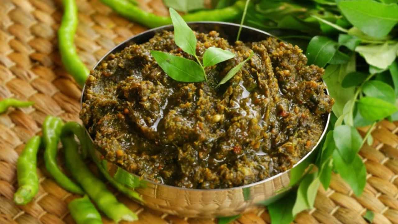 కరివేపాకులో యాంటీ ఆక్సిడెంట్స్ ఎక్కువగా ఉంటాయి. దీని వల్ల కరివేపాకు ఆకులు నమిలి తినడం వల్ల బాడీ డీటాక్సీ ఫై అవుతుంది. ఇది మొత్తం శరీరానికి చాలా మంచిది. మనం తినే జంక్ ఫుడ్, అన్‌హెల్దీ లైఫ్‌స్టైల్ కారణంగా బాడీలో టాక్సిన్స్ పెరిగిపోతాయి. కరివేపాకు తినడం వల్ల ఆ టాక్సిన్స్‌ అన్నీ బయటకు వెళ్లిపోతాయి. 