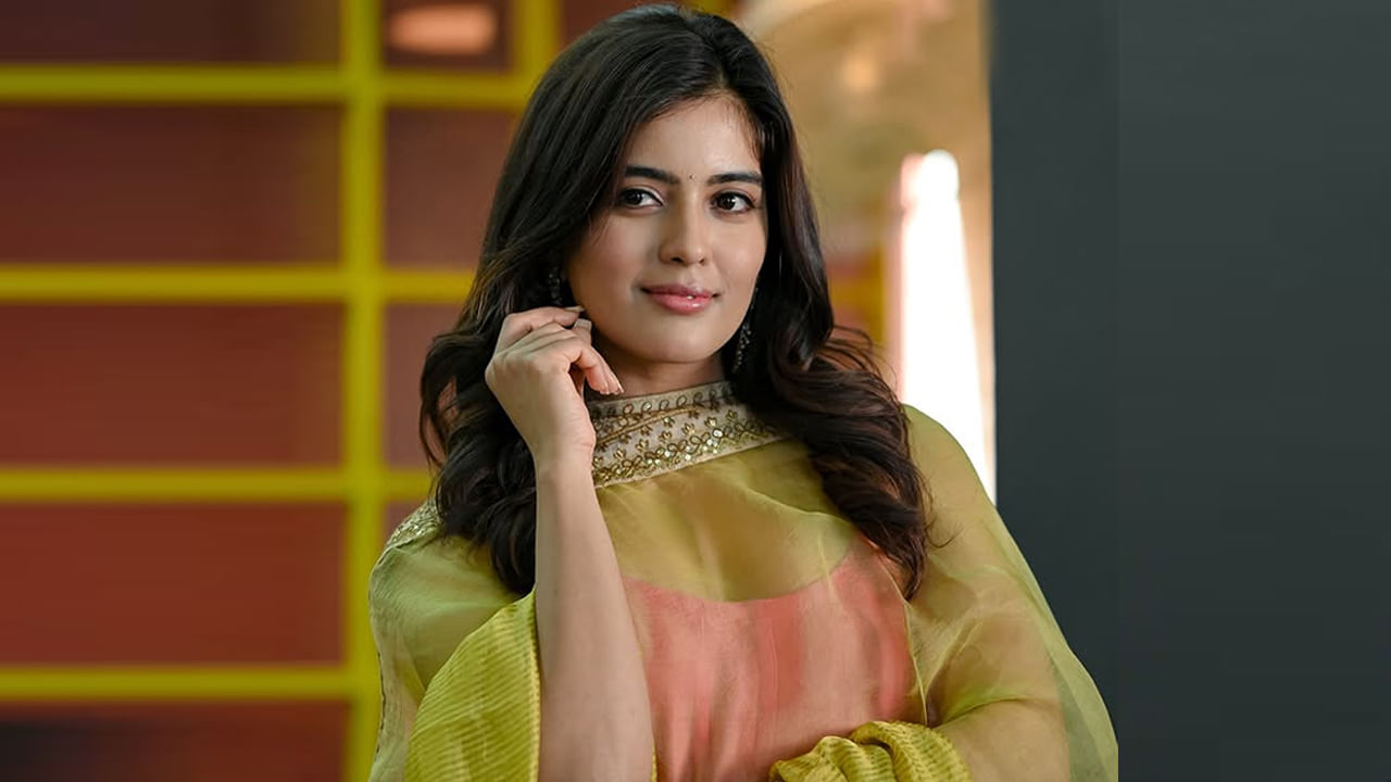 14 మే 1994న తమిళనాడులోని చెన్నైలో తమిళ కుటుంబంలో జన్మించింది అందాల తార అమృత అయ్యర్. కర్ణాటకలోని బెంగళూరులో పెరిగింది. ఆమె సెయింట్ జోసెఫ్ కాలేజ్ ఆఫ్ కామర్స్ నుండి బ్యాచిలర్ ఆఫ్ కామర్స్ డిగ్రీని పూర్తి చేసింది. ఆ తర్వాత మోడల్‌గా మారి తమిళం, తెలుగు భాషల్లో నటిగా తన కెరీర్‌ను కొనసాగించింది.