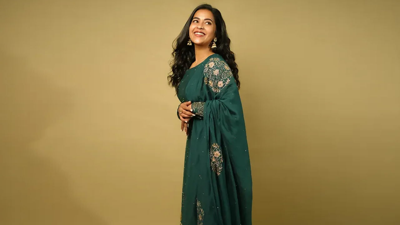 విశాఖపట్నానికి చెందిన ఈ వయ్యారి సోషల్ మీడియాలో బాగా ఫేమస్. చేసింది తక్కువ సినిమాలైన ఈ ముద్దుగుమ్మకి కుర్రాళ్లలో ఫాలోయింగ్ చాల ఎక్కువగానే ఉంది. తాజాగా సోషల్ మీడియా ఈ బ్యూటీ ఫోటోలు తెగ వైరల్ చేస్తున్నారు కుర్రకారు.