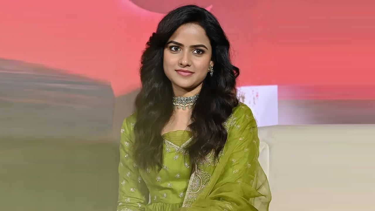 4 జనవరి 1994న ఆంధ్రప్రదేశ్లోని విజయవాడలో జన్మించింది వైష్ణవి చైతన్య. ప్రస్తుతం హైదరాబాద్ నగరంలో ఉంటుంది. యూట్యూబ్లో షార్ట్ ఫిలిమ్స్, సిరీస్లతో కెరీర్ ప్రారంభించి హీరోయిన్గా ఎదిగింది ఈ సుకుమారి.