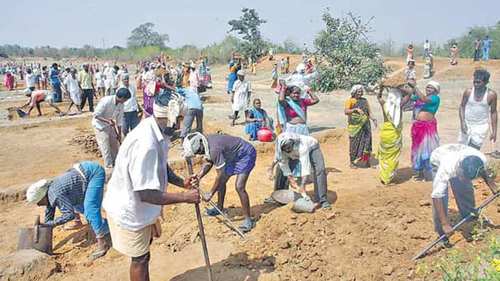 Telangana: ఉపాధి హామీ పనుల్లో తవ్వుతుండగా మెరుస్తూ కనిపించింది.. వెలికితీసి చూడగా Telangana: ఉపాధి హామీ పనుల్లో తవ్వుతుండగా మెరుస్తూ కనిపించింది.. వెలికితీసి చూడగా