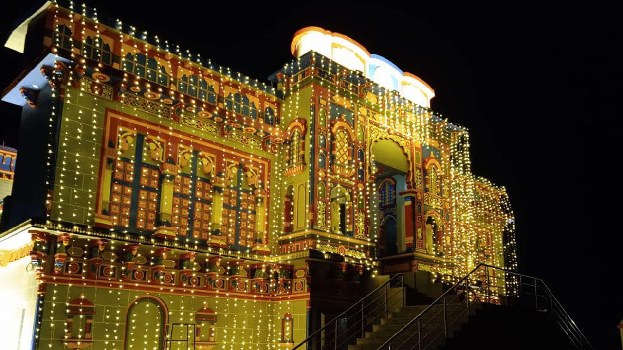 ఈ ఆలయ నిర్మాణం కోసం విరాళాల ద్వారా దాదాపు కోటి రూపాయలు స్వీకరించారు. ఉత్తరాఖండ్లో బద్రీనాథ్ ఆలయం సంవత్సరానికి నాలుగు నెలలు (మే నుండి జూన్, సెప్టెంబర్ నుండి అక్టోబర్) మాత్రమే తెరిచి ఉంటుంది. ఈ ఆలయం సంవత్సరం పొడవునా తెరిచి ఉంటుంది.