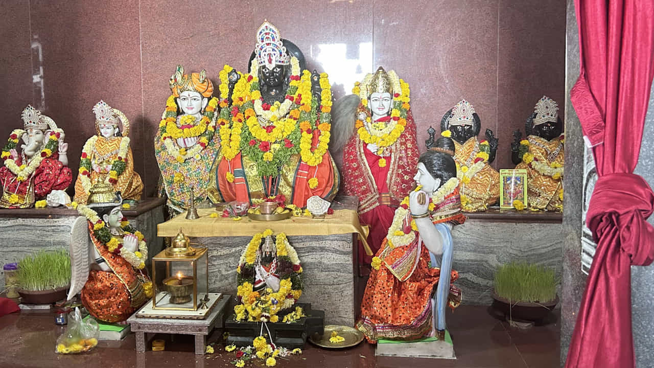 ఈ ఆలయంలో బద్రీనాథ్ క్షేత్రంలో చేసే పూజ విధానాన్ని అవలంబిస్తారు. బండమైలారంలోని ఈ గుడిని దాదాపు 30,000 మంది NGO సభ్యులతో ఉత్తరాఖండ్ కళ్యాణకారి సంస్థ ఈ ఆలయాన్ని 1,550 చదరపు గజాలలో నిర్మించింది.