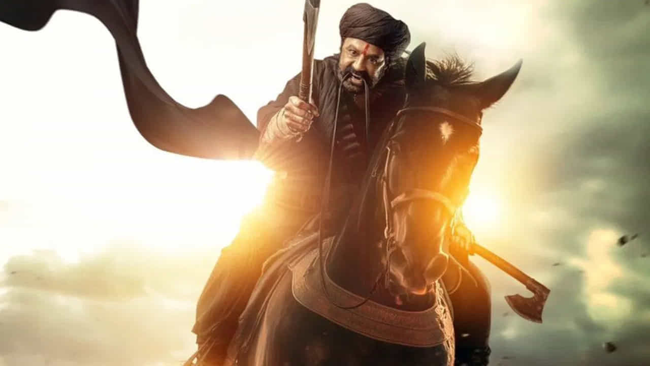ఈ ఏడాది సంక్రాంతికి రిలీజ్‌ అయ్యి బాక్సాఫీస్‌ దగ్గర బ్లాక్‌బస్టర్‌ సౌండ్‌ చేసింది డాకు మహారాజ్‌. ఇరాక్‌లోని ఓ న్యూస్‌ పేపర్లో డాకుమహారాజ్‌ని రాబిన్‌హుడ్‌ తరహా మూవీ అంటూ ప్రశంసలు కురిపిస్తూ ఆర్టికల్‌ పబ్లిష్‌ అయింది. తెలుగు సినిమా గురించి అరబిక్‌ పత్రికలో రాయడం అరుదంటూ ఖుషీ అవుతున్నారు అభిమానులు.