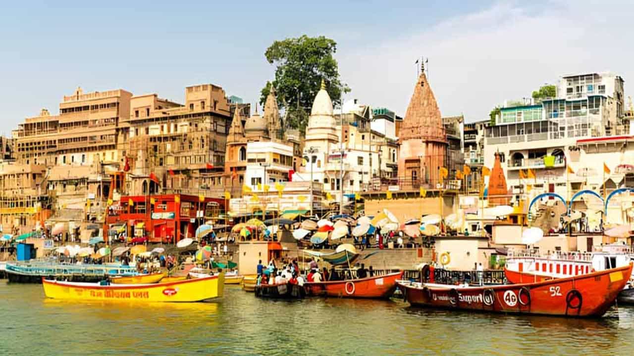 దశాశ్వమేధ ఘాట్ - Dashashwamedh Ghat
దశాశ్వమేధ ఘాట్ కాశీ (వారణాసి)లోని అత్యంత ప్రముఖమైన పవిత్రమైన ఘాట్.. కాశీకి వెళ్లినవారు.. ఖచ్చితంగా ఈ ఘాట్ సందర్శించాల్సిందే. ఇది గంగా హారతికి ప్రపంచ ప్రసిద్ధి చెందింది. ఈ ఘాట్ కాశీ విశ్వనాథ ఆలయానికి అత్యంత సమీపంలో ఉంటుంది. ఇక్కడ ప్రతిరోజూ రెండు పూటలా గంగా హారతి నిర్వహిస్తారు. కాశీలో ఎక్కువగా సందడిగా ఉండే ఘాట్‌లలో ఇది కూడా ఒకటి.