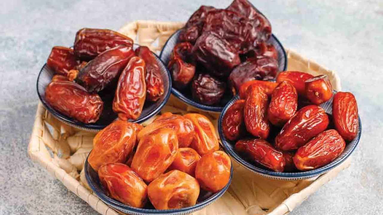 తియ్యటి ఖర్జూరంలో సహజ చక్కెరలు ఎక్కువగా ఉంటాయి. మధుమేహం ఉన్నవారు ఖర్జూరం తింటే రక్తంలో చక్కెర స్థాయిలు ఒక్కసారిగా పెరిగే అవకాశం ఉంటుంది.. ఇది వారి ఆరోగ్యానికి హాని కలిగించే అవకాశం ఉందని నిపుణులు చెబుతున్నారు.