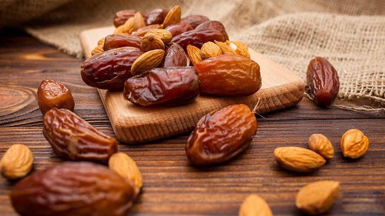 ఖర్జూరంలో పొటాషియం పుష్కలంగా ఉంటుంది. ఆరోగ్యకరమైన వ్యక్తులకు ఇది మంచిదే. కానీ, మూత్రపిండాల సమస్యలు ఉన్నవారు లేదా హైపర్కలేమియాతో బాధపడుతున్నవారు ఎక్కువ పొటాషియం తీసుకోవడం ప్రమాదకరం. పొటాషియం ఎక్కువగా తీసుకోవటం వల్ల గుండె సంబంధిత సమస్యలు వచ్చే అవకాశం ఉంది.