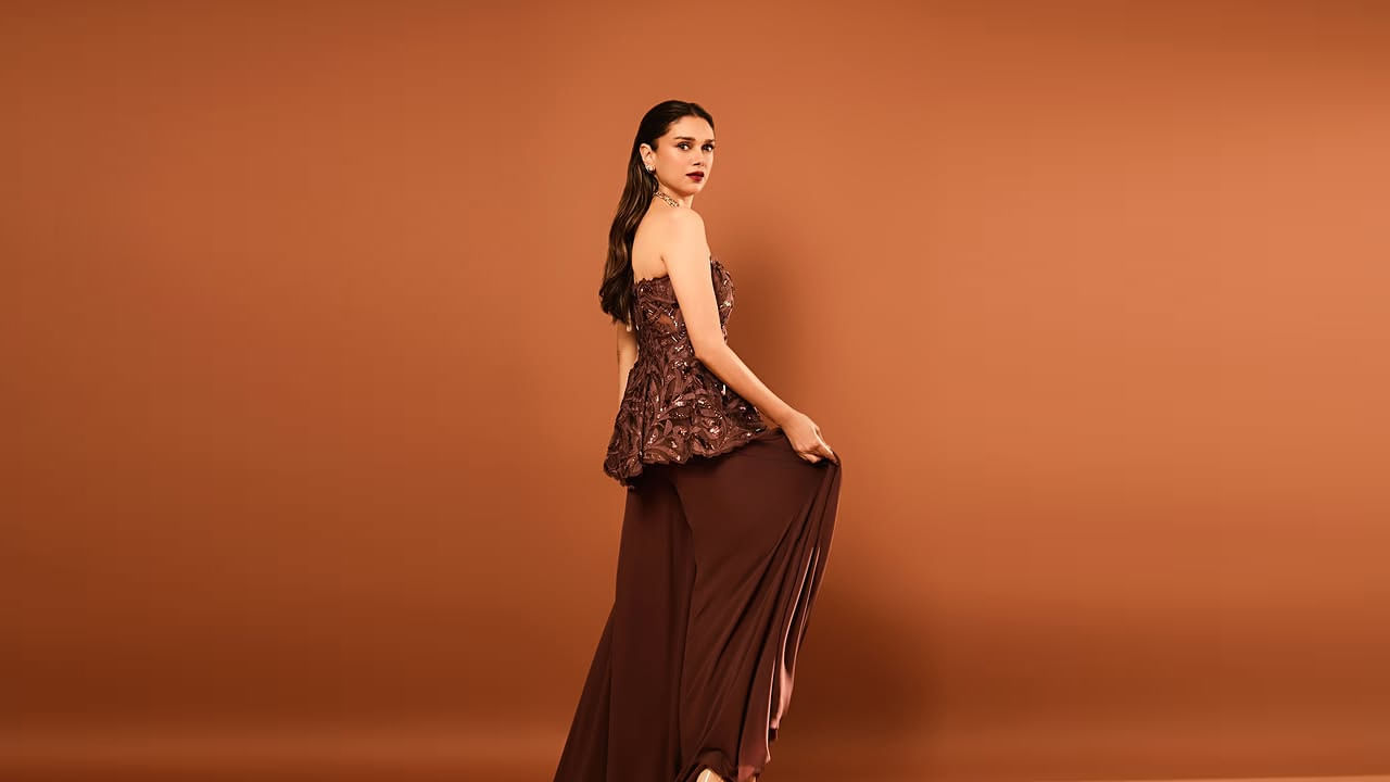 ఎప్పుడు సోషల్ మీడియాలో కూడా యాక్టీవ్ ఉండే ఈ బ్యూటీ తాజాగా ఇన్‌స్టాగ్రామ్ వేదికగా కొన్ని క్రేజీ ఫోటోలను షేర్ చేసింది. ఈ ఫోటోలకు కుర్రకారు ఫిదా అయిపోతున్నారు. దీంతో ఈ ఫొటోస్ ఇంటర్నెట్ లో వైరల్ గా మారాయి.