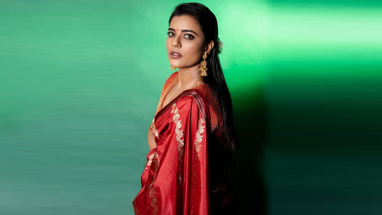 ఈ వయ్యారి తల్లిదండ్రుల నలుగురు సంతంలో ఆమె చిన్నది. వీరిలో ఇద్దరు అన్నలు ఆమె యుక్తవయస్సులో మరణించారు. ఆమె తాత అమర్‌నాథ్ కూడా తెలుగు సినిమా నటుడు. ఆమె అత్త శ్రీ లక్ష్మి 500 పైగా తెలుగు చిత్రాల్లో హాస్యనటిగా చేసింది.