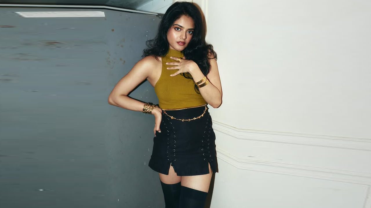 దీంతో ఇప్పుడు నెట్టింట ఓ రేంజ్ లో అలరిస్తుంది. వరుస ఫోటోషూట్స్ చేస్తూ గ్లామర్ ట్రీట్ ఇస్తుంది. కుర్రకారు మతులు పోగొడుతుంది ఈ బాలీవుడ్ బ్యూటీ. ప్రస్తుతం ప్రభాస్ హీరోగా మారుతి తెరకెక్కిస్తున్న రాజా సాబ్ సినిమాలో ఓ ముఖ్య పాత్రలో నటిస్తుంది ఈ వయ్యారి భామ.