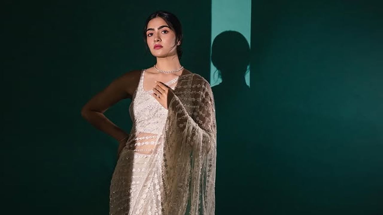 ఆర్మీ స్కూల్, ఎయిర్ ఫోర్స్ స్కూల్ మరియు సెంటర్ ఫర్ లెర్నింగ్లో చదువుకుంది. ఆమె లండన్లోని బ్లూమ్స్బరీలోని రాయల్ అకాడమీ ఆఫ్ డ్రమాటిక్ ఆర్ట్స్ నుండి నటన డిగ్రీ పట్టా పొందింది ఈ వయ్యారి భామ.