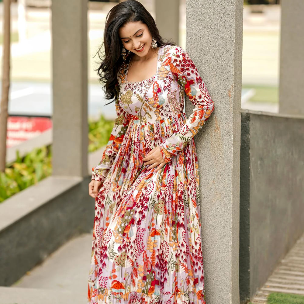 దీపికా పిల్లి టిక్‌టాక్ వీడియోల ద్వారా సోషల్ మీడియాలో గుర్తింపు పొందారు. ఈ బ్యూటీ క్యూట్ లుక్స్, చలాకీతనంతో నెటిజన్లను ఆకర్షించింది. దీపికా టిక్‌టాక్ బ్యాన్ అయిన తర్వాత కూడా ఈ ముద్దుగుమ్మ ఇన్‌స్టాగ్రామ్‌లో తన ఫోటోషూట్‌లు, వీడియోలతో అభిమానులను అలరిస్తూ ఉంటారు.