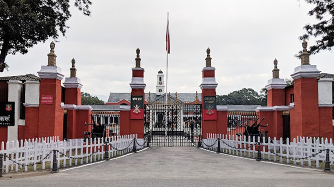 గూర్ఖా పాలకులు నిర్మించిన ఆలయ గుహ నిర్మాణాల నుంచి స్వాతంత్ర్యం తర్వాత దార్శనిక నాయకులు సమాజాలను ఉద్ధరించడానికి ప్రారంభించిన అంకితభావ విద్యా లక్ష్యాలను సమర్థించే వలస సంస్థల వరకు డెహ్రాడూన్ చరిత్ర తిలిపుతున్నాయి. ఇండియన్ మిలిటరీ అకాడమీ మ్యూజియం, ప్రతిష్టాత్మక ఆఫీసర్ శిక్షణా మైదానాలు, మల్సీ డీర్ పార్క్ విశాలమైన జంతుశాస్త్ర స్వర్గధామం, రాబర్స్ గుహ పురాతన సున్నపురాయి నది,  గుహలు, సహస్త్రధార ప్రశాంత సల్ఫర్ బుగ్గలు చారిత్రక ఆనవాళ్లు. 