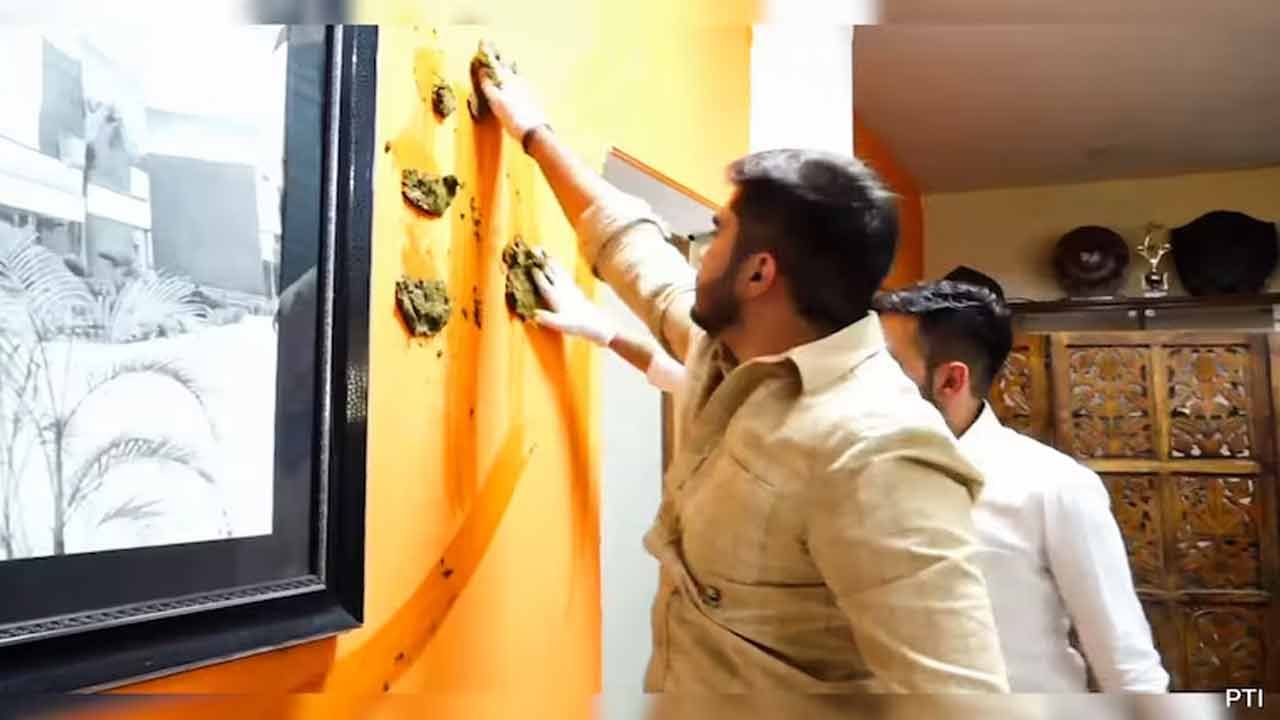 Viral Video: ప్రిన్సిపాల్‌ రూమ్‌ నిండా పేడపూసిన విద్యార్థులు..ఇక ఏసీ అవసరం లేదంటూ సెటైర్..
