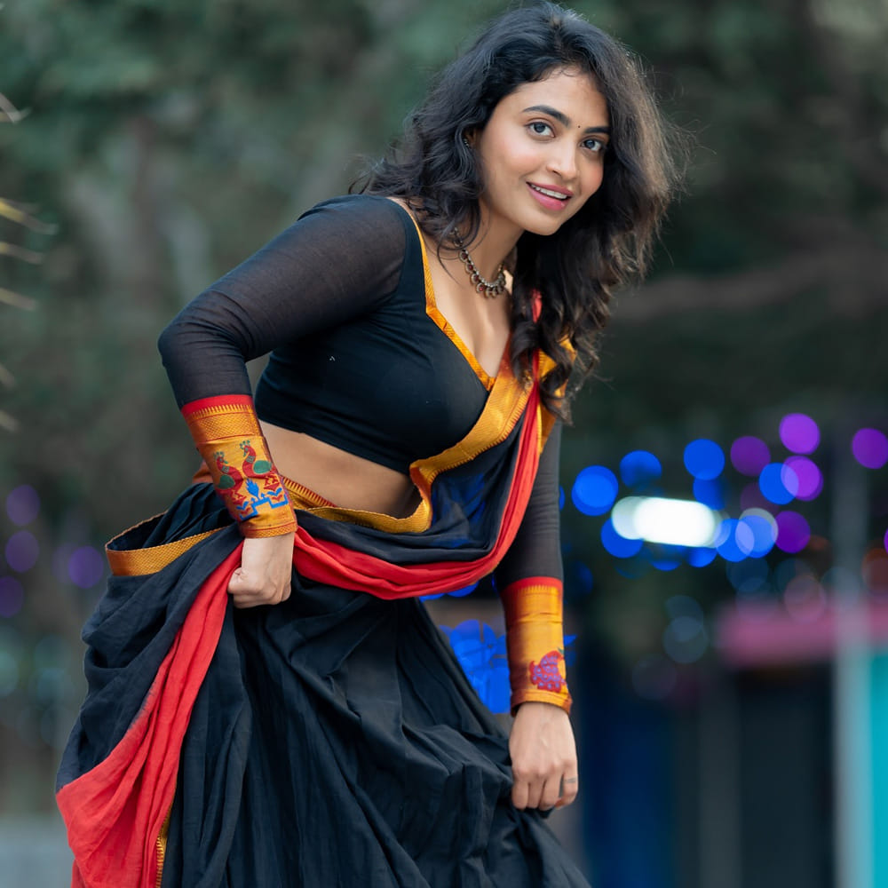 అలాగే దేత్తడి హారిక కూడా ఇప్పుడో సినిమాలో హీరోయిన్‌గా నటిస్తున్నారు. బేబీ సినిమా టీం సాయి రాజేష్, SKN కలిసి హారికను హీరోయిన్‌గా లాంఛ్ చేస్తున్నారు. ఇందులో సంతోష్ శోభన్ హీరోగా నటిస్తున్నారు. 