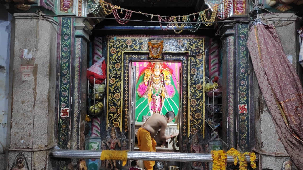 డిగ్గీ కళ్యాంజీ దేవాలయం: 5600 సంవత్సరాల నాటి ఈ ఆలయం పురాతనమైన, క్రియాత్మకమైన హిందూ దేవాలయాలలో ఒకటి. విష్ణువు శ్రీ కళ్యాణజీ అవతారంలో ఇక్కడ కొలువై ఉన్నారు. వారి కష్టాల నుండి విముక్తి కోసం దేశం నలుమూలల నుండి ప్రజలు ఇక్కడకు వస్తారు. టోంక్ నుండి దాదాపు 60 కిలోమీటర్ల దూరంలో ఉన్న ఈ ఆలయం పురాతన కాలం నాటి నైపుణ్యానికి నిదర్శనం. ఆలయం శిఖరం 16 స్తంభాలతో నిలబడి అద్భుతమైన దృశ్యాన్ని అందిస్తుంది.