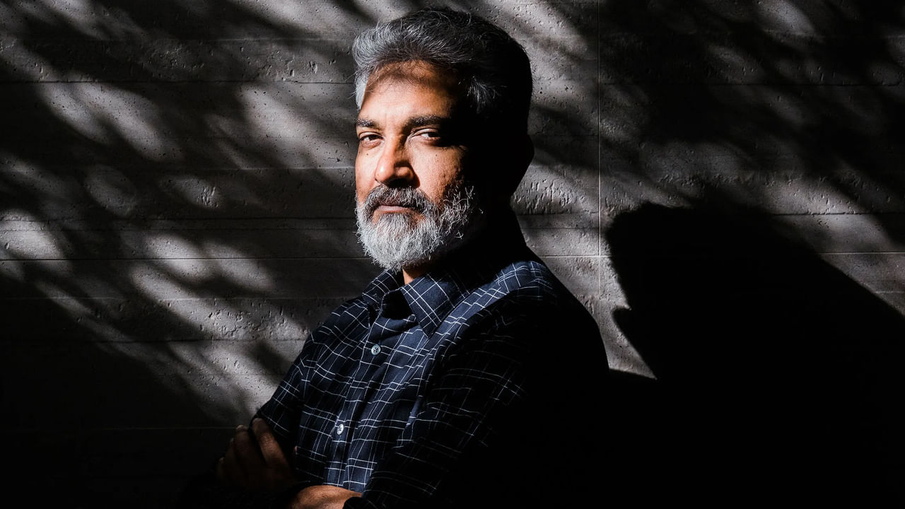 బాహుబలి షూటింగ్ టైమ్‌లోనే తాను మహాభారతాన్ని కూడా భారీగా తెరకెక్కిస్తానని చెప్పారు రాజమౌళి. కానీ ఆ కథను తెరకెక్కించడానికి తన అనుభవం సరిపోదని... కాబట్టి ఇంకా కొన్ని సినిమాలు చేశాక మహా భారతాన్ని పట్టాలెక్కిస్తానంటూ... ఈ ప్రాజెక్ట్‌కు కామా పెట్టేశారు.