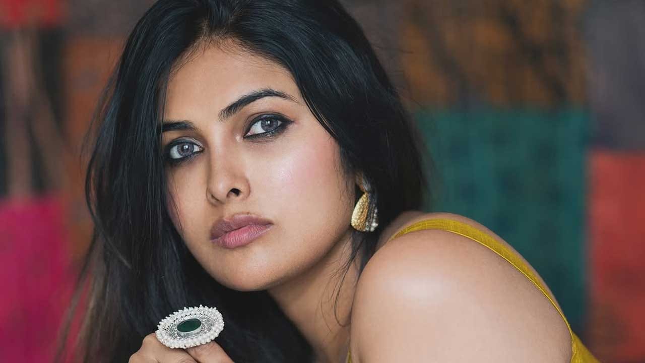 దివి వాద్య గురించి ఎంత చెప్పినా తక్కవే. అందం, అభినయం ఈ బ్యూటీ సొంతం. బిగ్ బాస్ సీన్ 4లో హౌజ్ లోకి వెళ్లి మంచి గుర్తింపు తెచ్చుకుంది ఈ చిన్నది. తర్వాత వరసగా పలు సినిమాల్లో నటిస్తూ వస్తుంది.