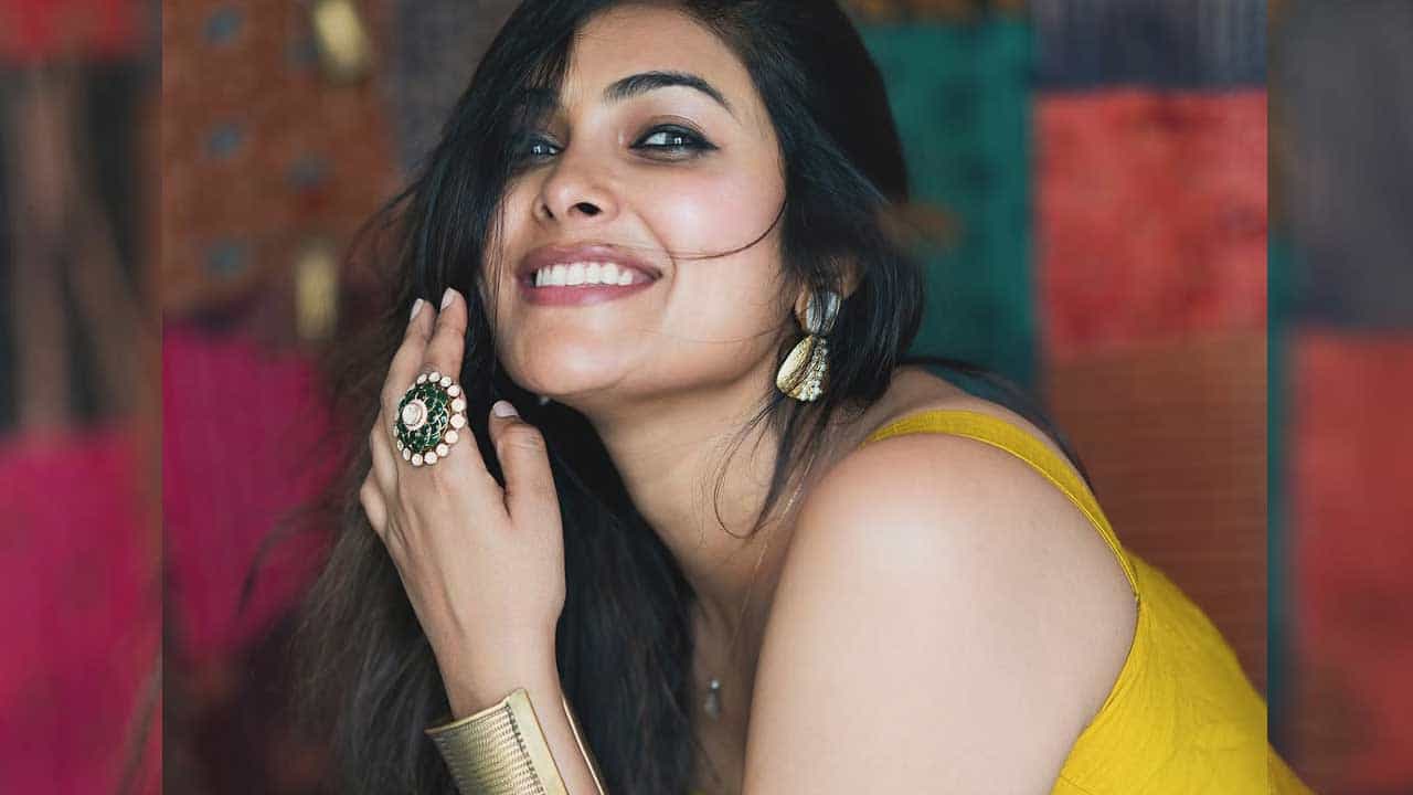 ముఖ్యంగా చిరంజీవి సీనిమాలో కీలక పాత్రలో కనిపించి మెప్పించిన ఈ ముద్దుగుమ్మ ఇప్పుడు బాలీవుడ్ చెక్కేసి, అక్కడ ఓ సినిమాలో పోలీస్ ఆఫీసర్ గా కీలక పాత్రలో నటించి మంచి ఫేమ్ సంపాదించుకుంది.