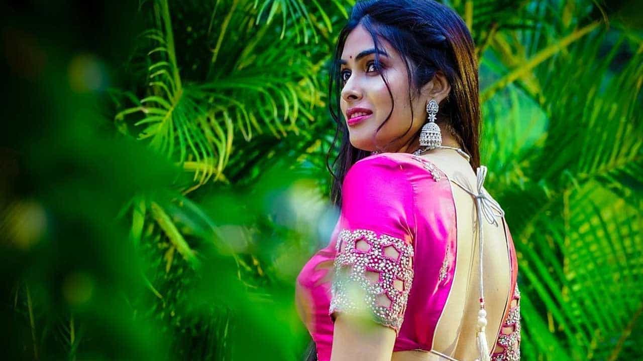 పసుపు రంగు స్లీవె లెస్ టాప్, స్కట్ లో తన అందాలతో కుర్రకారుకు విందు భోజనం పెట్టింది. హెయిర్ లీవ్ చేసి తన అందాలతో మతిపొగొడుతుంది. ప్రస్తుతం దీనికి సంబంధించిన ఫొటోలు నెట్టింటో తెగ వైరల్ అవుతున్నాయి.