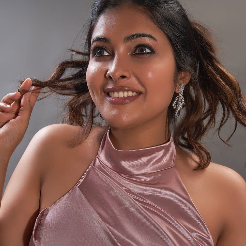 బిగ్ బాస్ ఇచ్చిన పాపులారిటీతో కొన్ని వీడియో సాంగ్స్‌, వెబ్ సిరీస్‌లో నటించింది దివి. అయితే ఏవి కూడా అనుకున్న రేంజ్‌లో మాత్రం గుర్తింపు తీసుకురాలేదు.