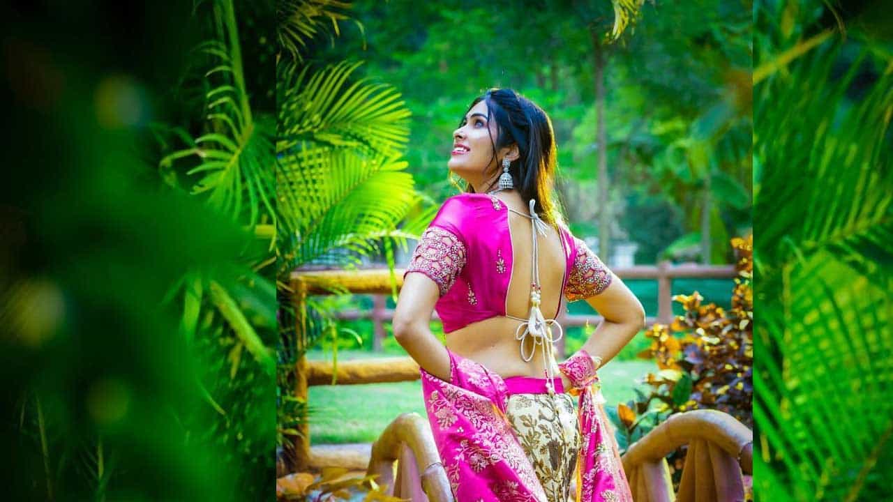 దీంతో ట్రెడిషనల్ లుక్ లో దివిని చూసి కుర్రకారు ఫిదా అయిపోతున్నారు. ఎంత ముద్దుగా ఉందో అంటూ కామెంట్స్ చేస్తున్నారు. మరి మీరు కూడా ఈ ఫొటోస్ పై ఓలుక్  వేయండి.