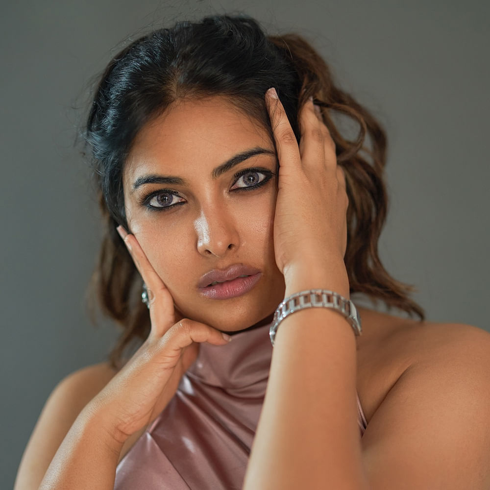 అయితే తాజాగా అరకు దగ్గర వున్న లంబసింగి గ్రామ నేపథ్యంలో వచ్చిన సినిమా లో కథానాయికగా పోషించింది ఈ ముద్దుగుమ్మ. తాజాగా దివి నెట్టింట షేర్ చేసిన ఫోటోస్  వైరల్ గా మారాయి. చీరకట్టులో బీచ్ లో ఈ ముద్దుగుమ్మ చేసిన రచ్చకు కుర్రకారు మంత్రముగ్ధులు అవుతున్నారు.