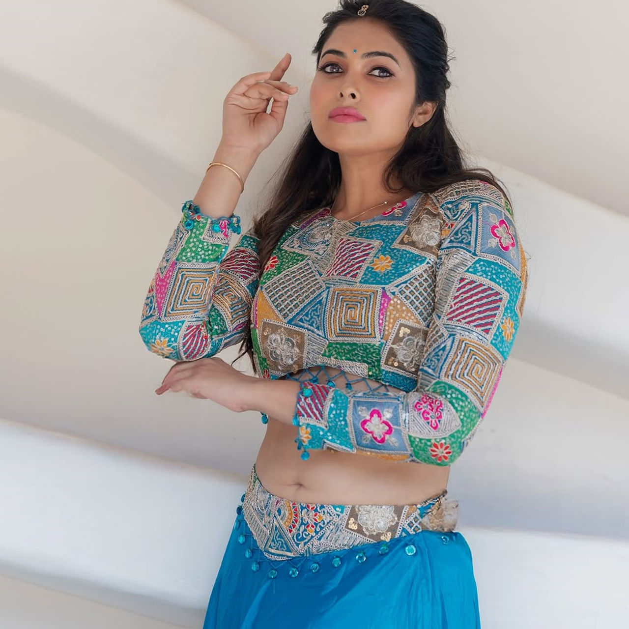 బిగ్ బాస్ రియాల్టీ షోతో విపరీతమైన క్రేజ్ సంపాదించుకుంది దివి వైద్య. మోడల్ గా కెరీర్ స్టార్ట్ చేసిన ఈ హైదరాబాదీ చిన్నది.. ఇప్పుడు సూపర్ ఫాలోయింగ్ సొంతం చేసుకుంది. నిత్యం నెట్టింట చాలా యాక్టివ్ గా ఉంటుంది ఈ ముద్దుగుమ్మ.