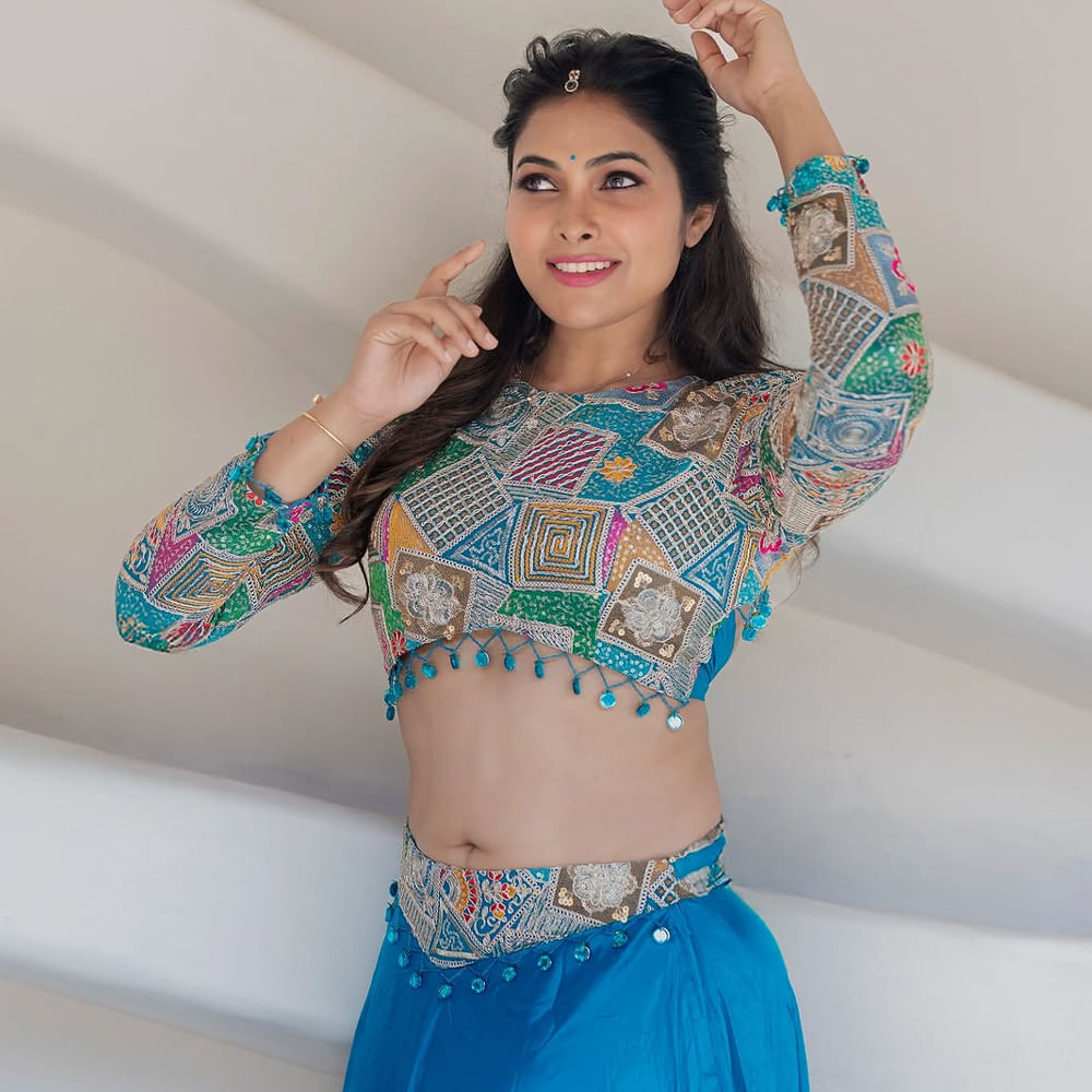 మహేష్ బాబు నటించిన మహర్షి, మెగాస్టార్ చిరంజీవి నటించిన గాడ్ ఫాదర్ చిత్రాల్లో కీలకపాత్రలు పోషించింది. ఇటీవలే లంబసింగి సినిమాతో కథానాయికగానూ అలరించింది. ప్రస్తుతం దివి తెలుగులో మంచి అవకాశాల కోసం ఎదురుచూస్తుంది.