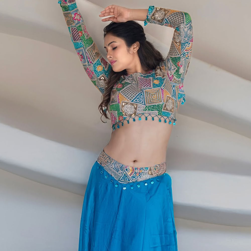 అలాగే ఇటు సోషల్ మీడియాలో యాక్టివ్ గా ఉంటూ నిత్యం క్రేజీ ఫోటోస్ షేర్ చేస్తుంది. తాజాగా ఈ అమ్మడు షేర్ చేసిన ఫోటోస్ తెగ వైరలవుతున్నాయి. బ్లూ కలర్ లెహంగాలో మరింత అందంగా మెరిసిపోతుంది దివి.