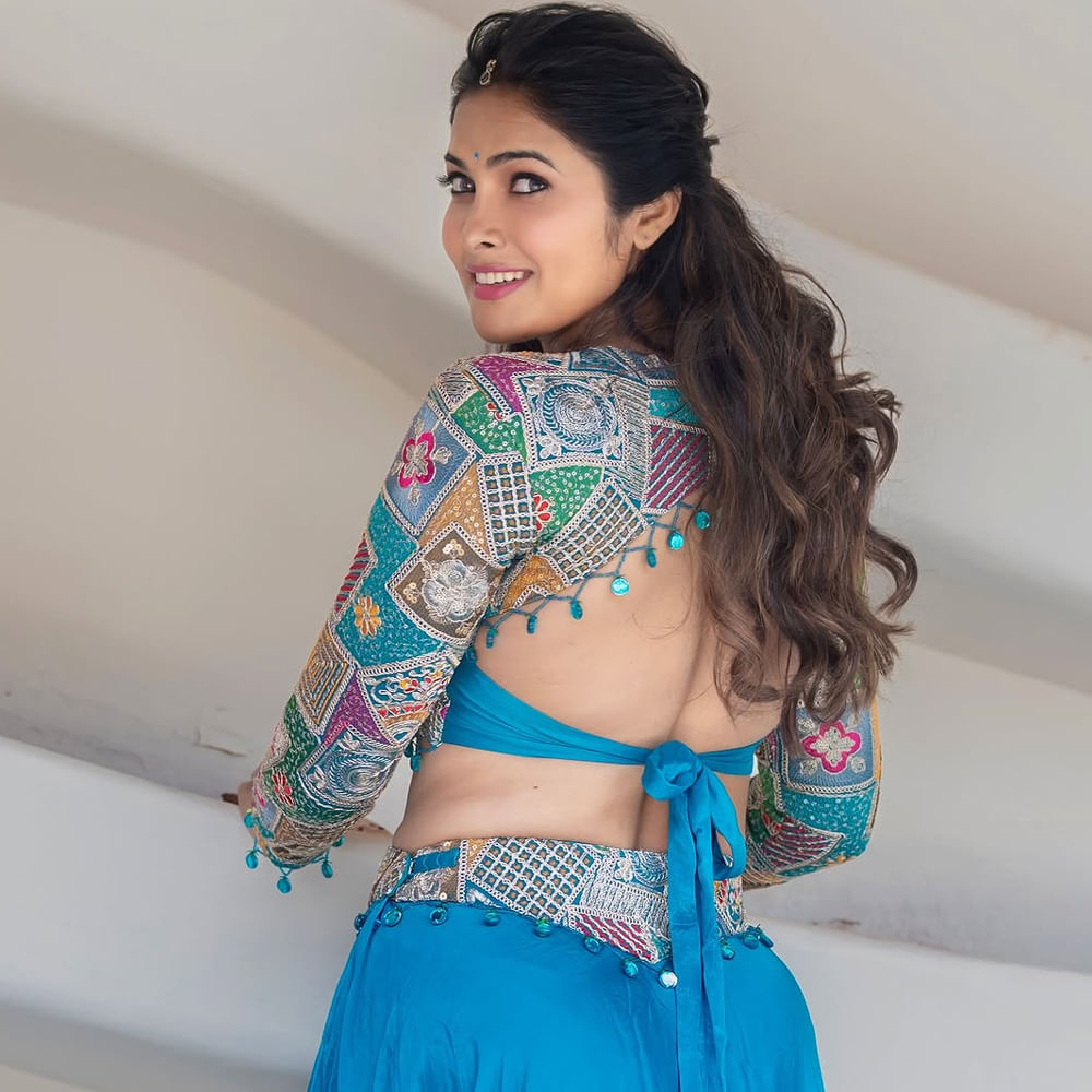 బ్లూ కలర్ లెహంగాలో మోడ్రన్ టచ్ ఇస్తూ వయ్యారంగా ఫోటోలకు ఫోజులిచ్చింది దివి. అలాగే కొన్నాళ్లుగా తన ఫోటోలకు ప్రేమ కవిత్వాలను జోడిస్తూ నెటిజన్లను ఇంప్రెస్ చేస్తుంది ఈ వయ్యారి. ఇప్పుడు మరోసారి ప్రేమ కవిత్వం పంచుకుంది.