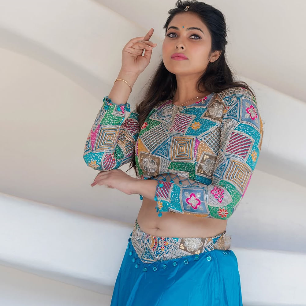 "నువ్వు చూసి వెళ్ళిపోతావు.. నీకు కనపడని దృశ్యంలా నేను మిగిలిపోతాను.. నువ్వు కౌగిలించుకుని వెళ్ళిపోతావు..నేను స్పర్శ తాలూకు చెరసాలలో బందీనవుతాను" తను రాసాడంటూ ప్రేమ కవిత్వాన్ని పంచుకుంది.