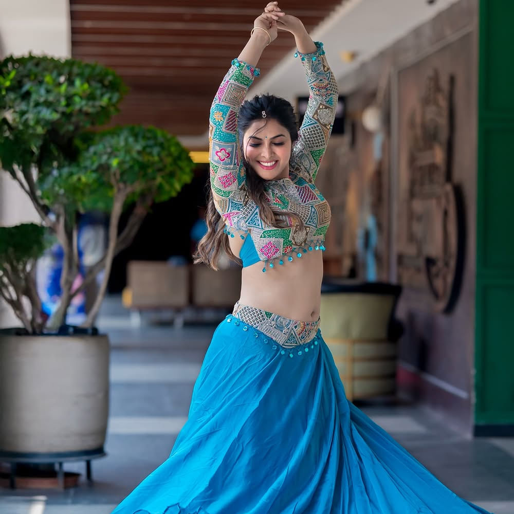 అటు సంప్రదాయ చీరకట్టులో.. ఇటు మోడ్రన్ డ్రెస్సులలో అందాల ఫోజులతో సోషల్ మీడియాను షేక్ చేస్తుంది దివి. కాటుక కళ్లతో.. చూడచక్కని రూపంతో చూసేందుకు రెండు కళ్లు సరిపోవు అనేట్టుగా హృదయాలను దొచేస్తుంది.