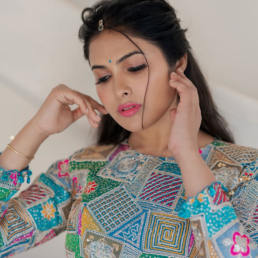 ప్రస్తుతం తెలుగులో స్టార్ హీరోల సినిమాల్లో చిన్న చిన్న పాత్రలు పోషిస్తూ బిజీగా ఉన్న దివి.. అటు హీరోయిన్ గా సరైన అవకాశాల కోసం ఎదురుచూస్తుంది. ఇటీవలే లంబసింగి సినిమాతో అలరించిన సంగతి తెలిసిందే.