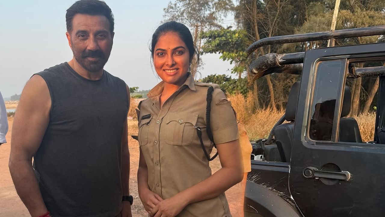 ప్రస్తుతం దీనికి సంబంధించిన ఫొటోలను ఈ ముద్దుగుమ్మ తన సోషల్ మీడియాలో షేర్ చేయడంతో అవి నెట్టింట తెగ వైరల్ అవుతున్నాయి.