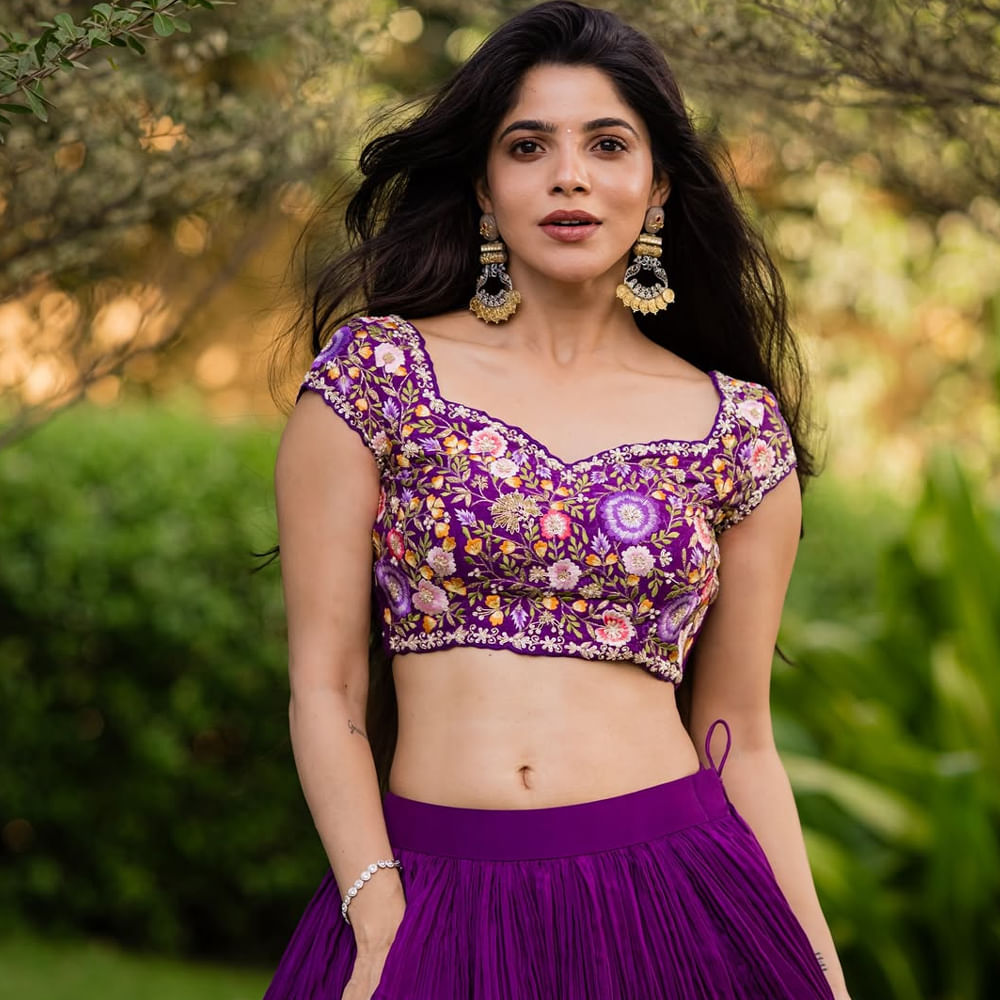 ఈ వయ్యారి మరెవరో కాదు.. కోలీవుడ్ బ్యూటీ దివ్య భారతి. మోడల్ గా కెరీర్ ప్రారంభించిన ఈ అమ్మడ తమిళ చిత్రపరిశ్రమలోకి అడుగుపెట్టింది. అంతకు ముందు బుల్లితెరపై పలు సీరియల్స్ చేసింది. డైరెక్టర్ సతీష్ దర్శకత్వం వహించిన బ్యాచిలర్ సినిమాతో కథానాయికగా మారింది. 