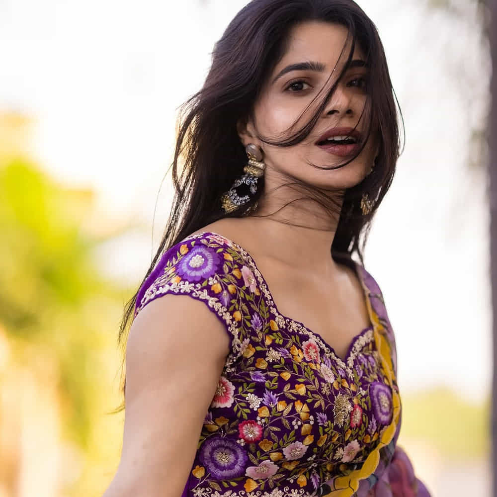 తనే హీరోయిన్ దివ్య భారతి. ఈ పేరు తెలియని వారుండరు. కన్నడ చిత్రపరిశ్రమలో తోపు హీరోయిన్. ఇప్పుడు తెలుగులోకి ఎంట్రీ ఇస్తుంది. మ్యూజిక్ డైరెక్టర్ జీవీ ప్రకాష్ హీరోగా నటించిన బ్యాచిలర్ సినిమాతో సినీరంగంలోకి కథానాయికగా అడుగుపెట్టింది దివ్య భారతి.