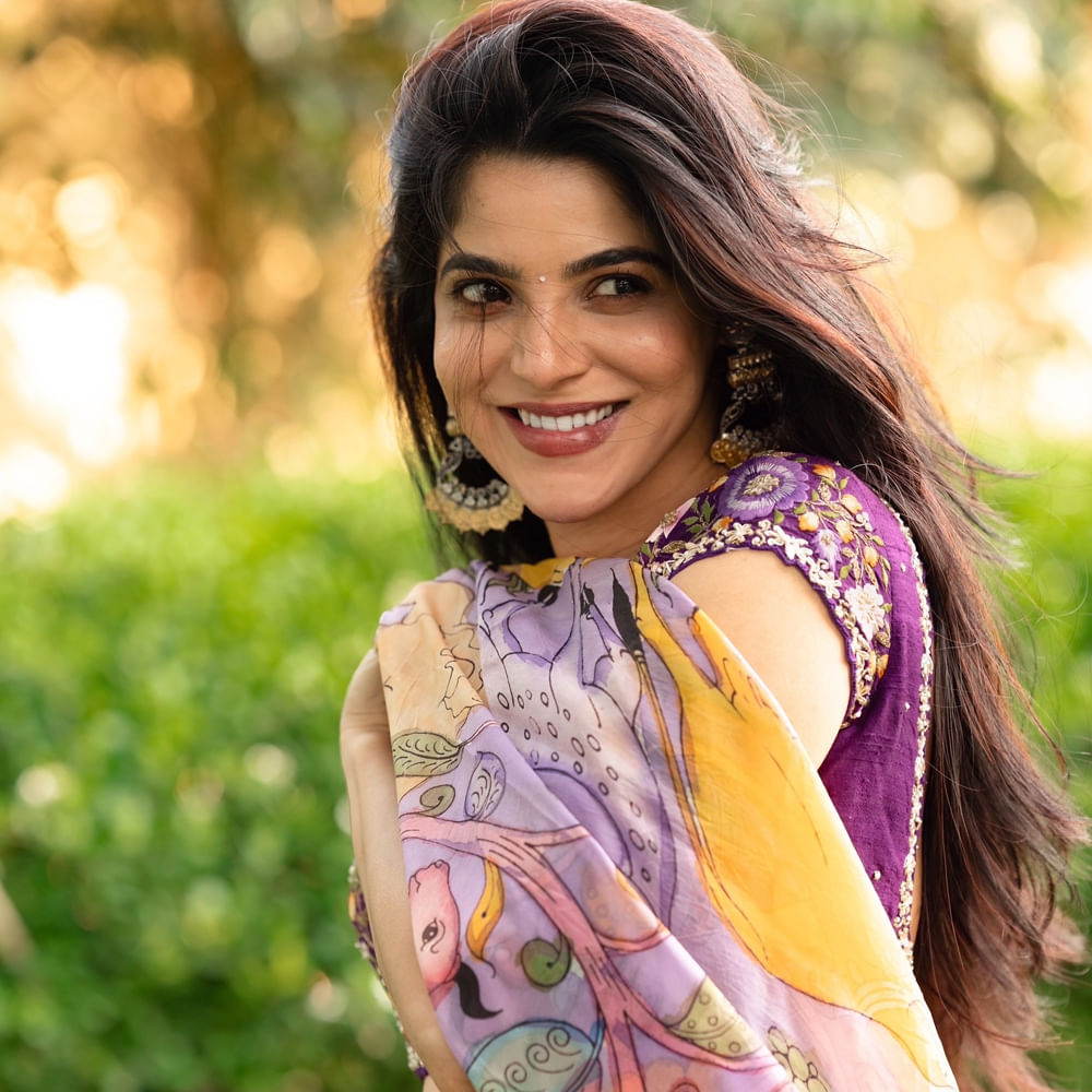 ఇక ఆ తర్వాత తమిళంలో పలు చిత్రాల్లో నటించిన ఈ ముద్దుగుమ్మ.. ఇప్పుడు తెలుగులోకి ఎంట్రీ ఇస్తుంది. ప్రస్తుతం సుడిగాలి సుధీర్ సరసన గోట్ చిత్రంలో నటిస్తుంది. ఇప్పటికే విడుదలైన పోస్టర్స్, టీజర్ ఆకట్టుకున్నాయి. 