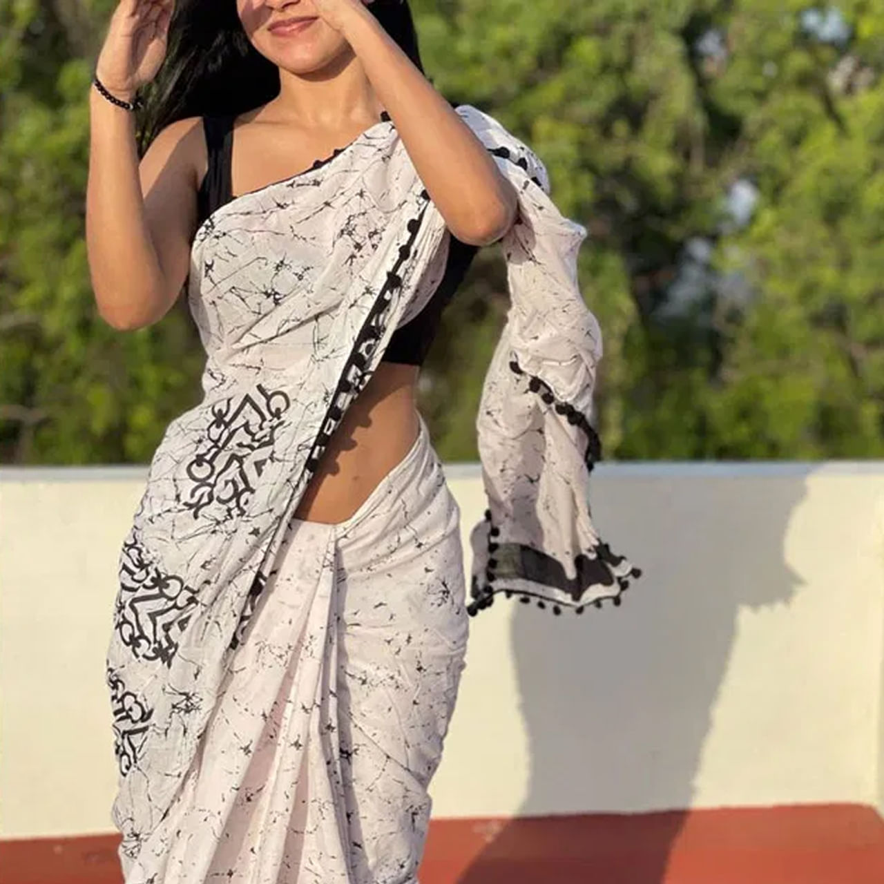 ప్రస్తుతం ఓ హీరోయిన్ చైల్డ్ హుడ్ ఫోటో నెట్టింట తెగ వైరలవుతుంది. ఇన్నాళ్లు తమిళ చిత్రపరిశ్రమలో సత్తా చాటిన ఈ ముద్దుగుమ్మ ఇప్పుడు తెలుగు ప్రేక్షకులను అలరించేందుకు సిద్ధమవుతుంది. అలాగే ఇటు సోషల్ మీడియాలో నిత్యం గ్లామర్ ఫోటోషూట్లతో కుర్రాళ్లకు కునుకు లేకుండా చేస్తుంది. 