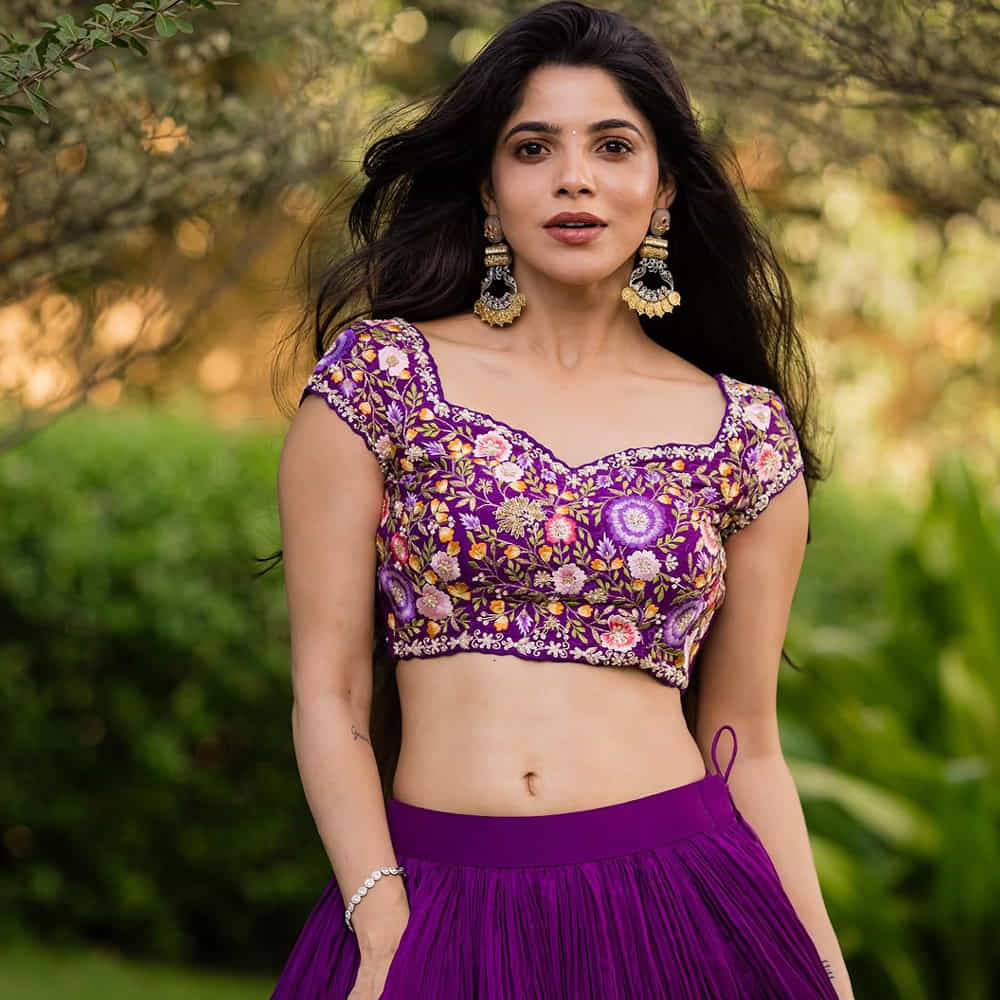 మొదటి సినిమాలోనే ఊహించని రొమాంటిక్ సీన్లతో రెచ్చిపోయింది. దీంతో ఈ అమ్మడు పేరు ఇండస్ట్రీలో మారుమోగింది. ఫస్ట్ మూవీతోనే ఈ బ్యూటీకి ఫాలోయింగ్ ఒక్కసారిగా పెరిగిపోయింది. అలాగే కన్నడలో బ్యాక్ టూ బ్యాక్ అవకాశాలు సొంతం చేసుకుంది ఈ ముద్దుగుమ్మ.
