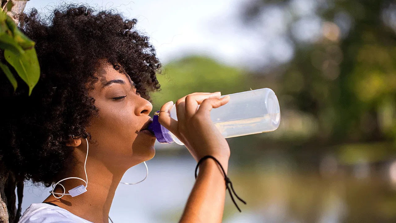 నీరు: వేసవిలో శరీరాన్ని హైడ్రేట్‌గా ఉంచుకోవడానికి ఎక్కువ నీరు తాగడం మంచిది. ప్రయాణంలో మీరు తప్పనిసరిగా కనీసం 2 లీటర్ల నీటిని మీతో తీసుకెళ్లాలి. మీరు శీతల ప్రాంతానికి విహారయాత్రకు వెళుతున్నా ఖచ్చితంగా బ్యాగ్‌లో నీటిని తీసుకెళ్లండి.