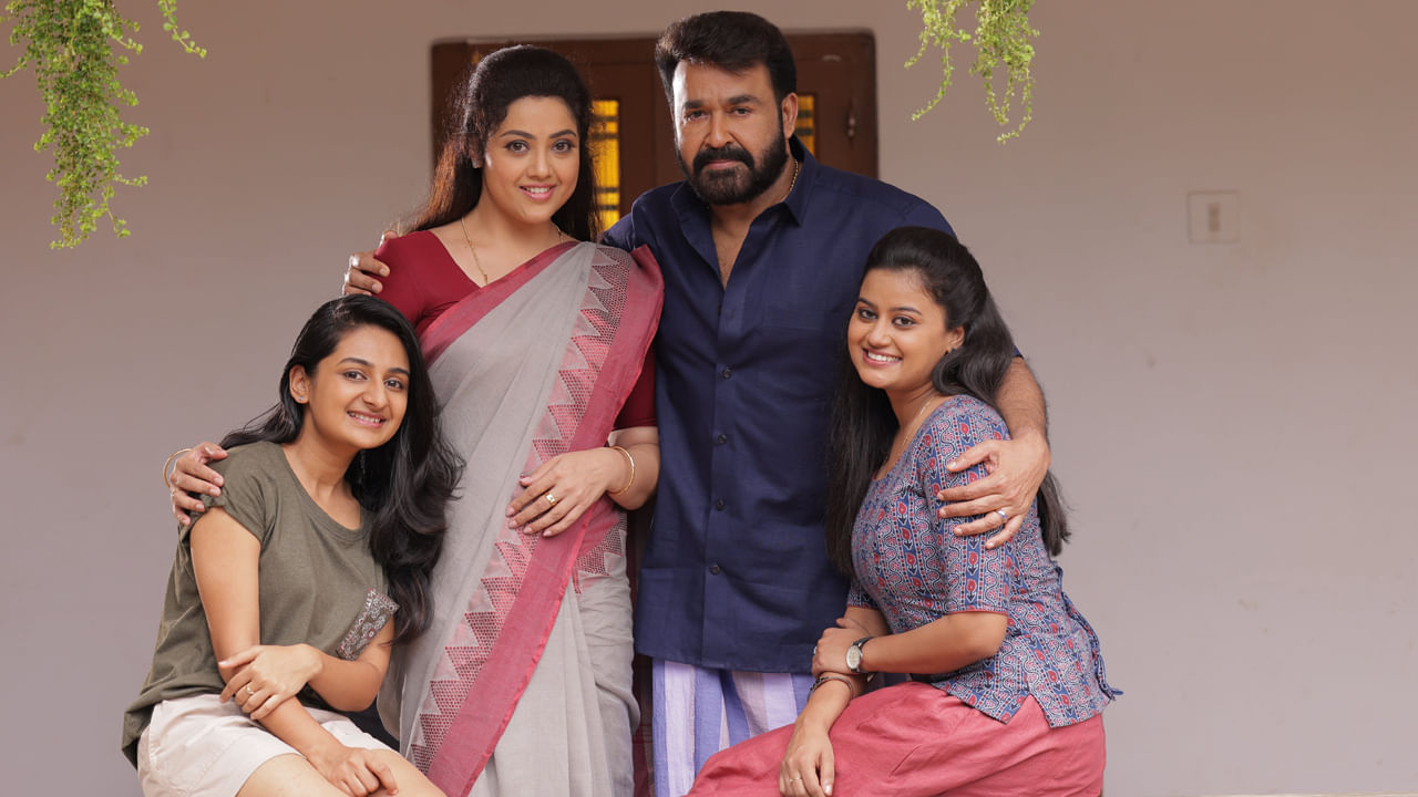 తమిళ, హిందీ భాషల్లో పరిస్థితి మరోలా ఉంది. తమిళ్‌లో దృశ్యం 2 చేయలేదు. ఇక పార్ట్ 3 ప్రస్తావనే లేదు. హిందీలో మాత్రం అజయ్‌ దేవగన్‌ సొంతగా దృశ్యం 3 కోసం కథ సిద్ధం చేసుకుంటున్నారు. ఆ కథతోనే ఈ థ్రిల్లర్ సిరీస్‌ను ముంగించబోతున్నారు. దీంతో తెలుగులోనే దృశ్యం 3 ఎలా ఉండబోతుంది అన్న సస్పెన్స్‌ కంటిన్యూ అవుతోంది. మరి ఈ థ్రిల్లింగ్‌ ట్విస్ట్‌కు మేకర్స్ ఎలాంటి శుభం కార్డ్‌ వేస్తారో చూడాలి.