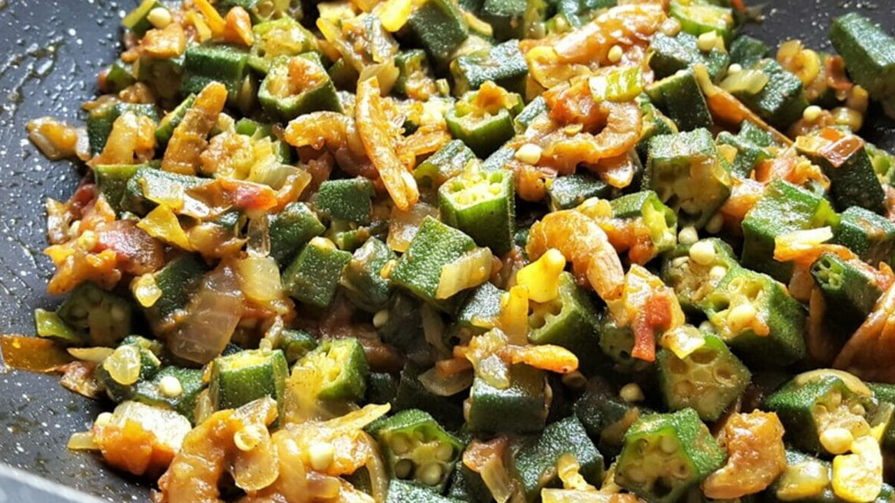 చిన్నరొయ్యల్లో విటమిన్లు, అయోడిన్, ప్రొటీన్లు, జింక్ పుష్కలంగా ఉంటాయి.  బరువు తగ్గించుకునే ప్రయాణంలో ఉన్నవారు అదనపు పౌండ్లను తగ్గించుకోవాలని చూస్తున్న వారికి ఇవి మంచి ఎంపిక. జుట్టు కుదుళ్లు గట్టిగా వుంచడంలో ఎండు రొయ్యలు ఎంతో మేలు చేస్తాయి.  