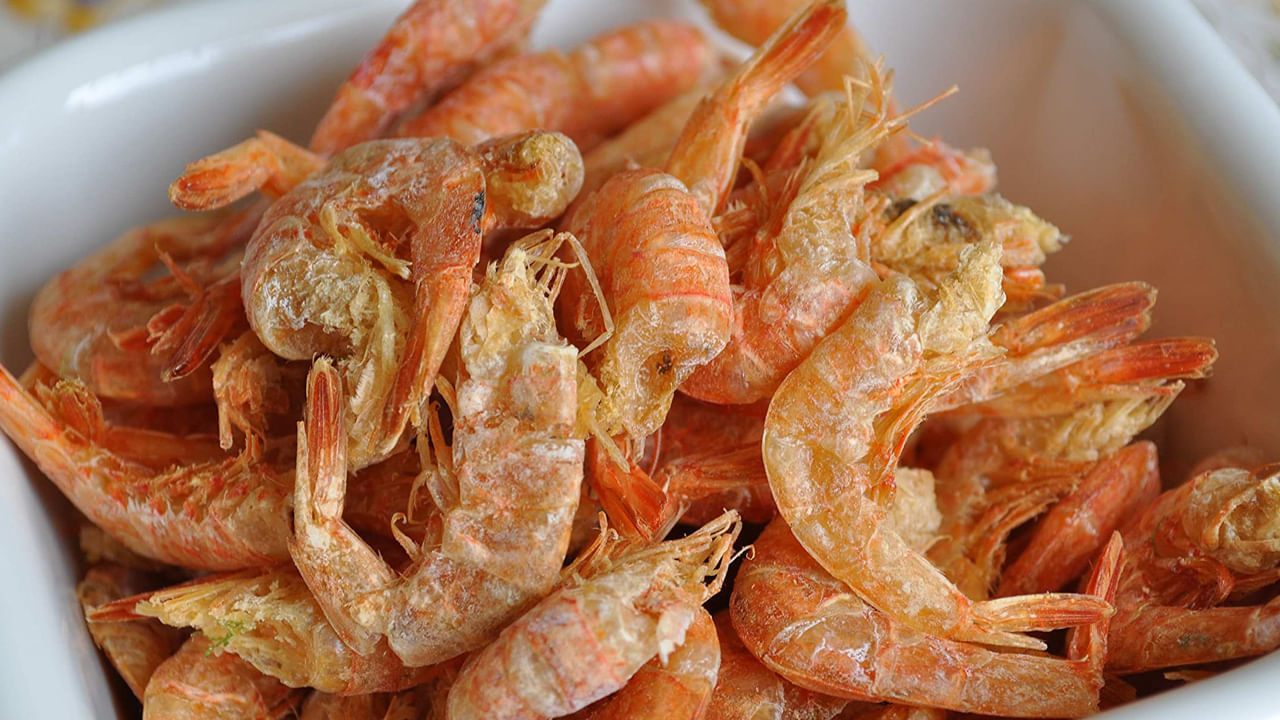 ఎండు రొయ్యల్లో విటమిన్ బి12, పొటాషియం, మెగ్నీషియం, ఒమేగా త్రీ ఫ్యాటీ యాసిడ్స్, ఐరన్ కూడా ఉంటాయి. ఎండు రొయ్యలను తినడం వల్ల కలిగే అతిపెద్ద ప్రయోజనాలలో ఒకటి బరువును తగ్గించడం. ఎండు రొయ్యలు తింటే అందులో ఉండే ఒమేగా త్రీ ఫ్యాటీ యాసిడ్స్ వల్ల శరీరంలోని చెడు కొలెస్ట్రాల్ తగ్గి బరువు తగ్గుతారు.