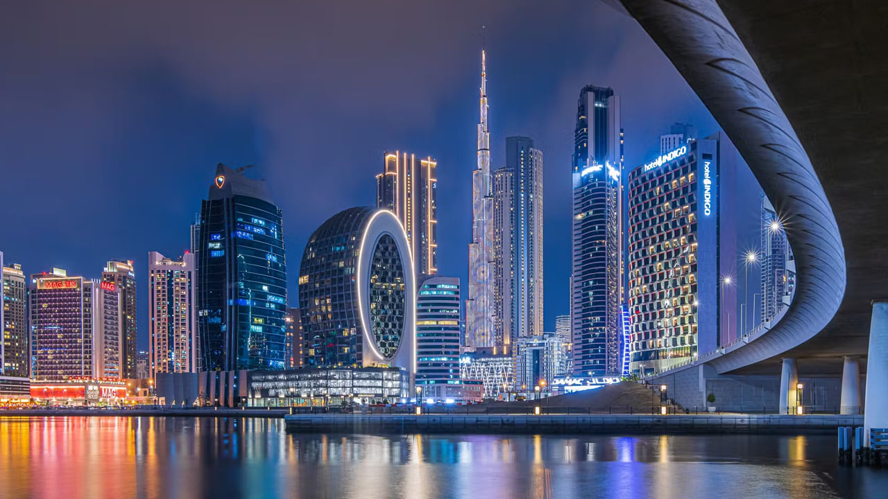 దుబాయ్ 2 సంవత్సరాల వర్క్ వీసా కోసం దరఖాస్తు చేసుకోవడానికి, భారతీయ పౌరులకు కావలిసినవి చెల్లుబాటు అయ్యే పాస్‌పోర్ట్, తెలుపు నేపథ్యంతో పాస్‌పోర్ట్ సైజు ఫోటోలు, దుబాయ్ యజమాని నుంచి ఆఫర్ లెటర్, విద్యా వృత్తిపరమైన సర్టిఫికెట్లు, ఆమోదించబడిన కేంద్రాల నుంచి వైద్య పరీక్ష క్లియరెన్స్,  ఎమిరేట్స్ ID దరఖాస్తు ఫారమ్. 