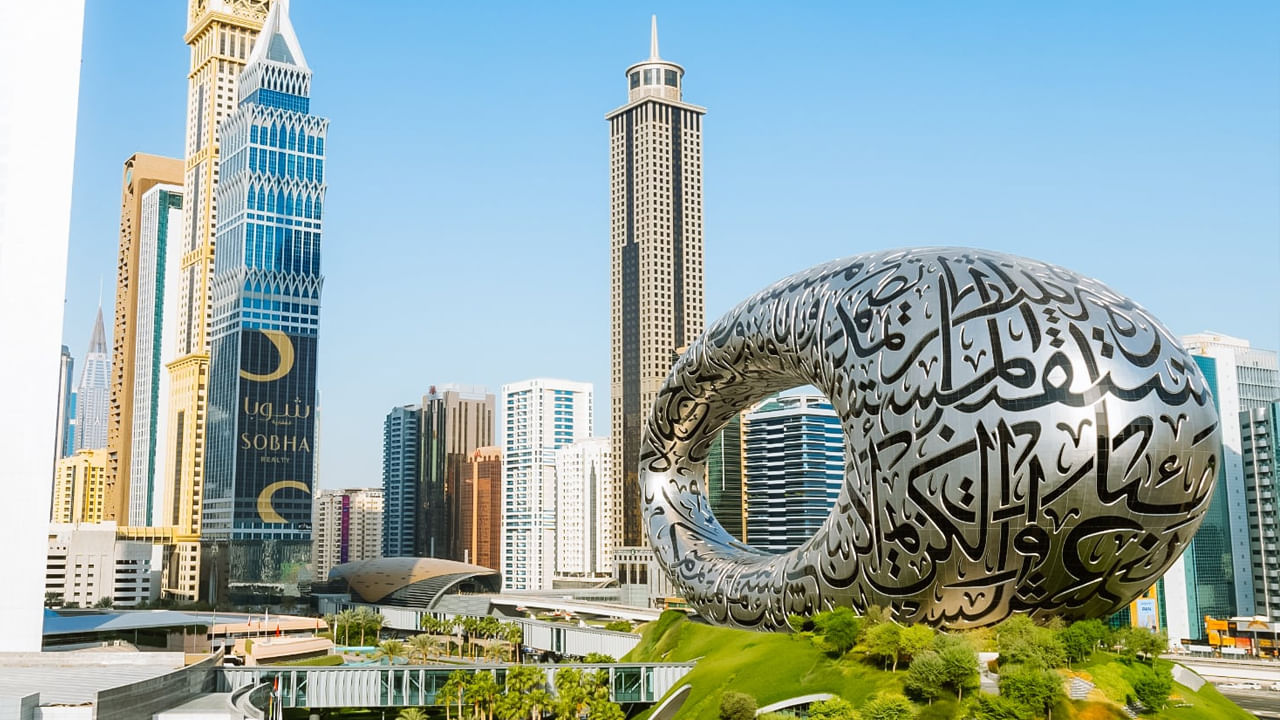 ఈ ప్రక్రియను ఎక్కువగా యజమాని నిర్వహిస్తారు. ఇది ఎలా పనిచేస్తుందో చూద్దాం. యజమాని మానవ వనరుల మంత్రిత్వ శాఖ ఆమోదం పొందుతాడు. ఉద్యోగికి ఎంట్రీ పర్మిట్ జారీ చేయబడుతుంది. దుబాయ్ చేరుకున్న తర్వాత వైద్య పరీక్ష జరుగుతుంది. ఎమిరేట్స్ ఐడి, లేబర్ కాంట్రాక్ట్ ప్రాసెస్ చేయబడతాయి.చివరగా పాస్‌పోర్ట్‌పై వీసా స్టాంపింగ్ జరుగుతుంది. డాక్యుమెంటేషన్ ఆధారంగా మొత్తం ప్రక్రియ 2 నుంచి 4 వారాలు పట్టవచ్చు.