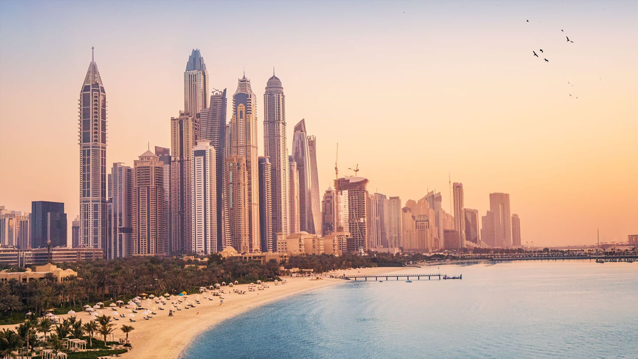 ఖర్చు సాధారణంగా దుబాయ్ యజమాని భరిస్తారు. వీసా ప్రాసెసింగ్ కోసం AED 400 నుంచి AED 1200 వరకు ఉంటుంది. వైద్య పరీక్షల ధర దాదాపు AED 300, ఎమిరేట్స్ ID 2 సంవత్సరాలకు AED 270, టైపింగ్ మరియు సర్వీస్ సెంటర్లకు అదనపు రుసుములు వర్తించవచ్చు.